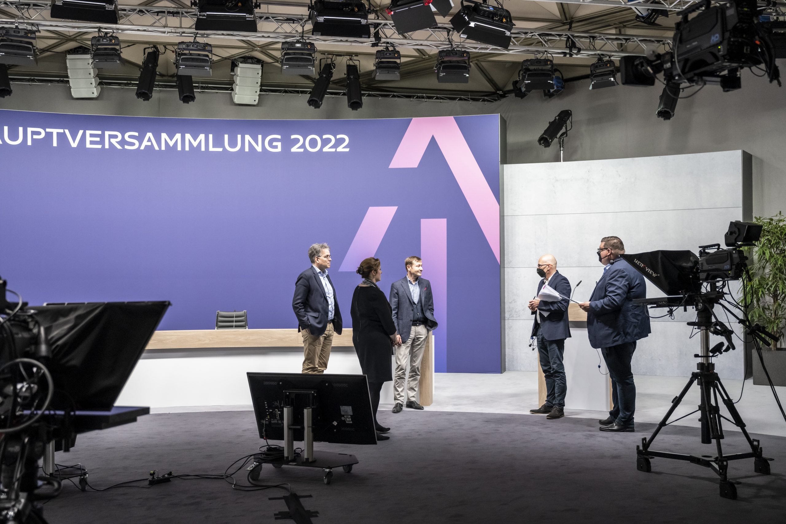 Eventmanager beraten sich vor einer Live-Show